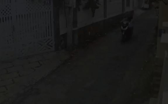 CLIP: Húc thẳng vào xe máy chở 3 mẹ con, thanh niên văng ra giữa đường bất tỉnh-1