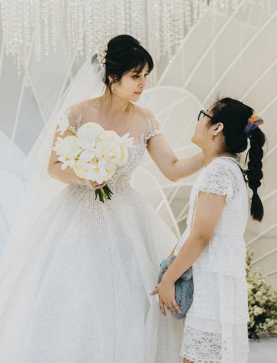 Con gái Thảo Trang - Phan Thanh Bình đã lớn phổng phao, xuất hiện cực xinh xắn trong tiệc cưới lần hai của mẹ-1
