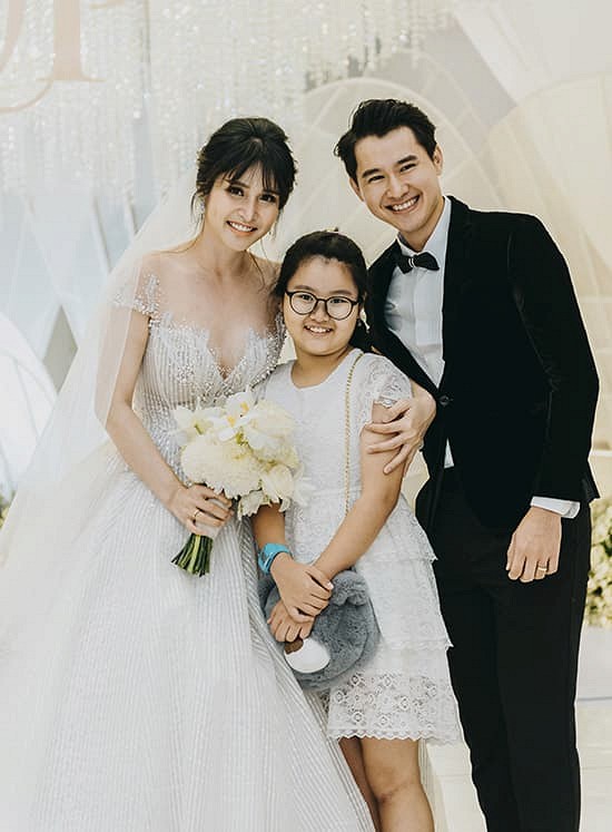 Con gái Thảo Trang - Phan Thanh Bình đã lớn phổng phao, xuất hiện cực xinh xắn trong tiệc cưới lần hai của mẹ-2