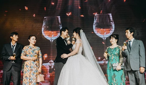 Con gái Thảo Trang - Phan Thanh Bình đã lớn phổng phao, xuất hiện cực xinh xắn trong tiệc cưới lần hai của mẹ-4