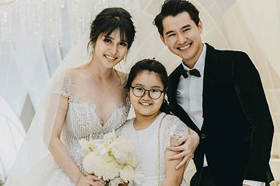 Con gái Thảo Trang - Phan Thanh Bình đã lớn phổng phao, xuất hiện cực xinh xắn trong tiệc cưới lần hai của mẹ
