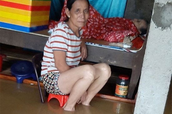 Mưa lũ miền Trung gây ngập nặng: Mong trời đừng mưa nữa, nhà mệ ngập hết rồi