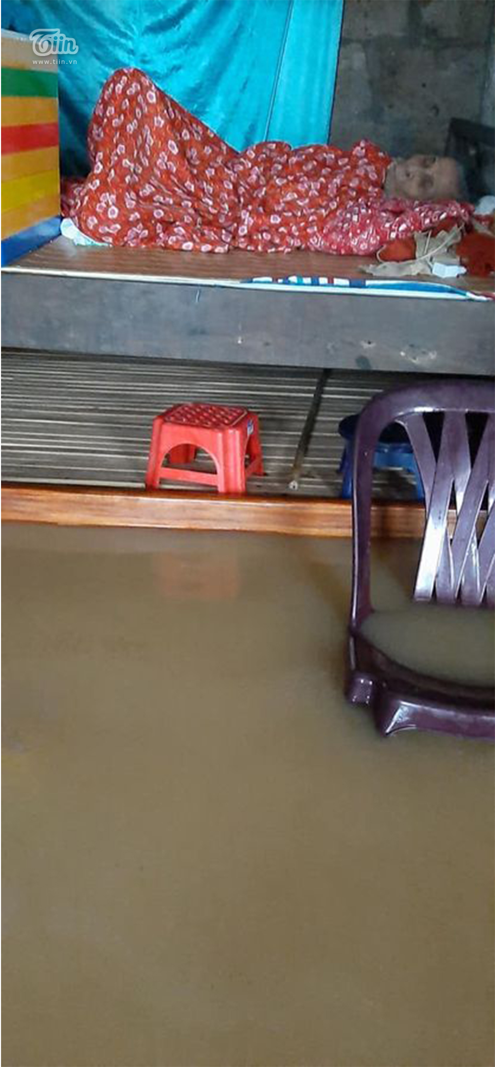 Mưa lũ miền Trung gây ngập nặng: Mong trời đừng mưa nữa, nhà mệ ngập hết rồi-2