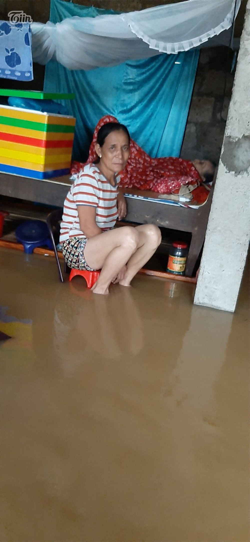 Mưa lũ miền Trung gây ngập nặng: Mong trời đừng mưa nữa, nhà mệ ngập hết rồi-3