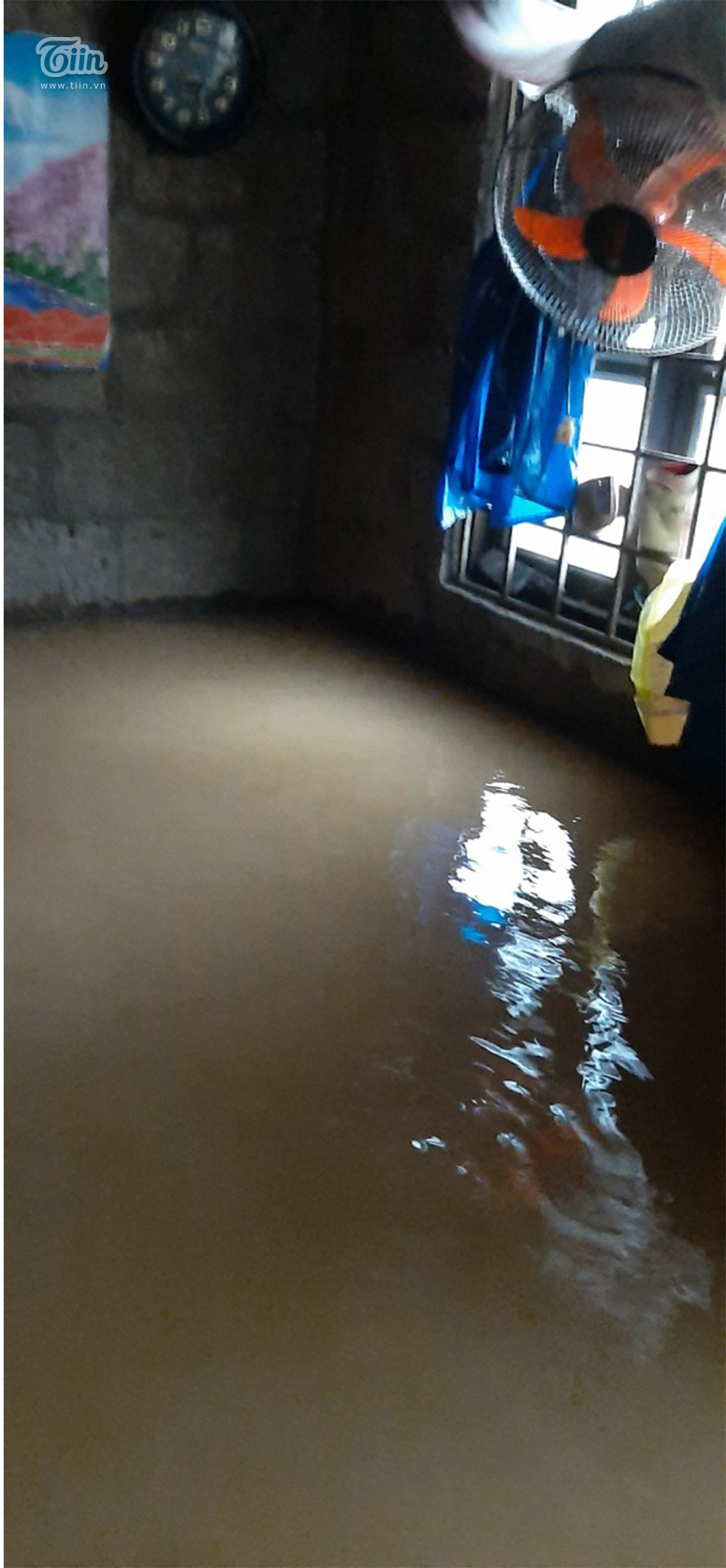 Mưa lũ miền Trung gây ngập nặng: Mong trời đừng mưa nữa, nhà mệ ngập hết rồi-4