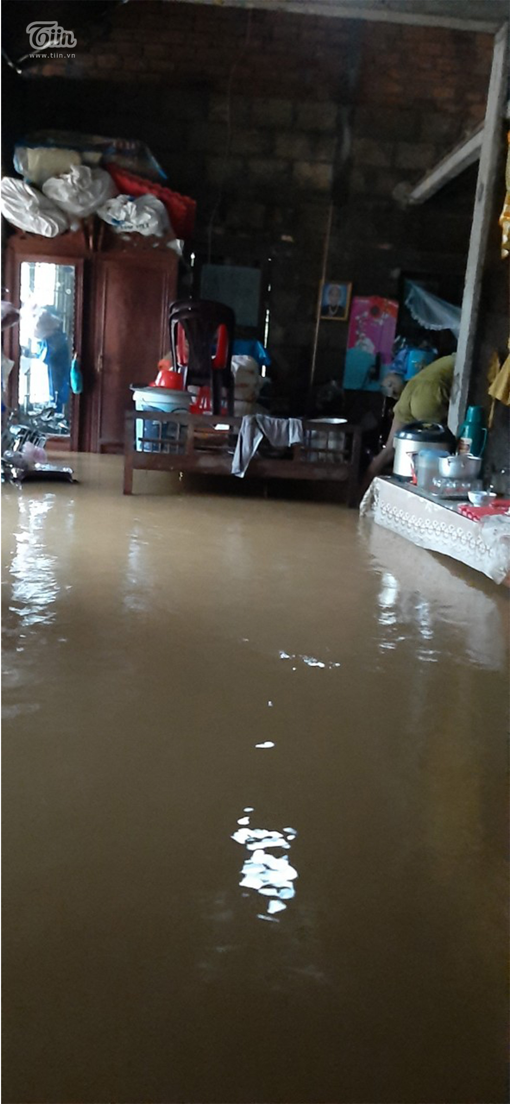 Mưa lũ miền Trung gây ngập nặng: Mong trời đừng mưa nữa, nhà mệ ngập hết rồi-5