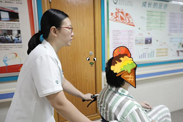 Uống nhiều trà sữa, tay của chàng trai 18 tuổi bị nổi cục u to-2