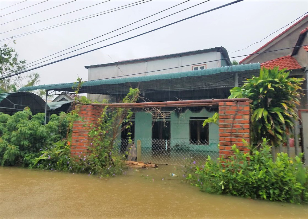 Lũ lên nhanh, người dân ở Huế phải dùng thuyền sơ tán khỏi vùng bị ngập hơn 1 mét-5