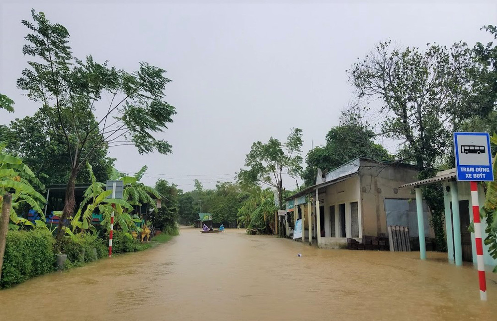 Lũ lên nhanh, người dân ở Huế phải dùng thuyền sơ tán khỏi vùng bị ngập hơn 1 mét-4