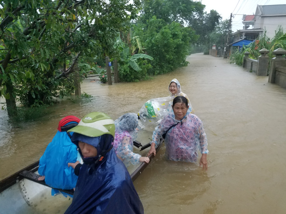 Lũ lên nhanh, nhân dân thủ đô Hà Nội thủ đô thủ đô ở Huế phải dùng thuyền tản cư khỏi vùng bị ngập hơn 1 mét-7