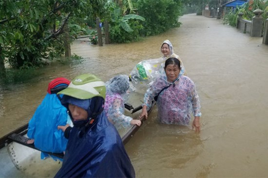 Lũ lên nhanh, người dân ở Huế phải dùng thuyền sơ tán khỏi vùng bị ngập hơn 1 mét