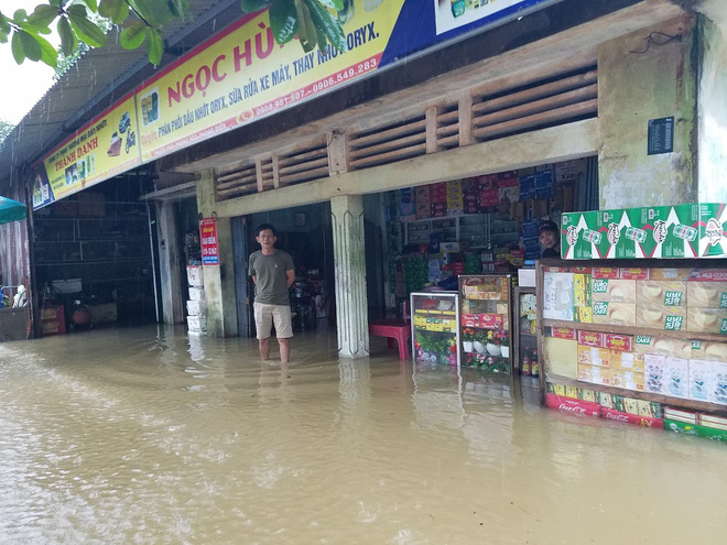 Lũ lên nhanh, người dân ở Huế phải dùng thuyền sơ tán khỏi vùng bị ngập hơn 1 mét-15