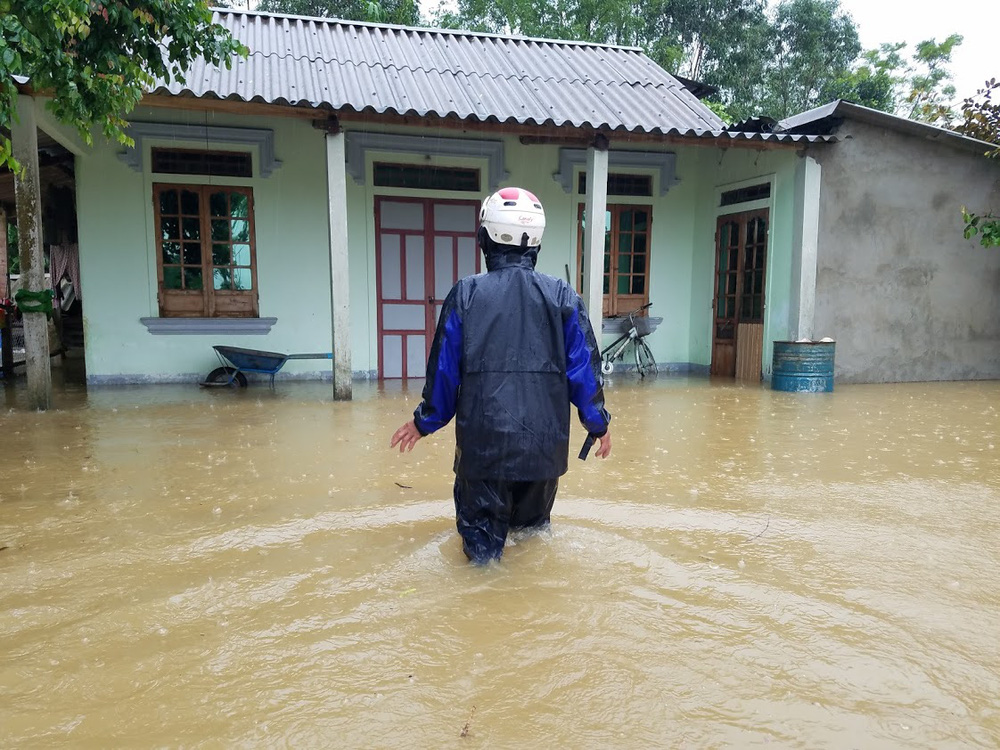 Lũ lên nhanh, người dân ở Huế phải dùng thuyền sơ tán khỏi vùng bị ngập hơn 1 mét-11