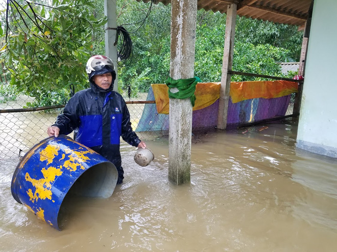 Lũ lên nhanh, nhân dân thủ đô Hà Nội thủ đô thủ đô ở Huế phải dùng thuyền tản cư khỏi vùng bị ngập hơn 1 mét-14
