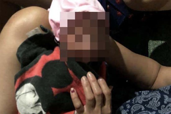 Thương tâm bé sơ sinh nặng 2.4kg còn nguyên dây rốn bị vứt bỏ trong thùng carton