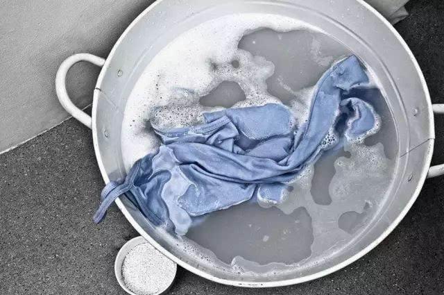 Quần áo sau giặt vẫn có mùi khó chịu, làm cách nào để giặt sạch và thơm? Một vài bí mật có thể bạn chưa biết!-5