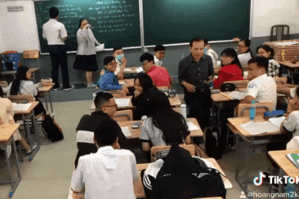 Đủng đỉnh đi xe máy sang đường, nữ sinh gặp tai nạn kinh hoàng sau tiếng phanh xe tải chói tai-1