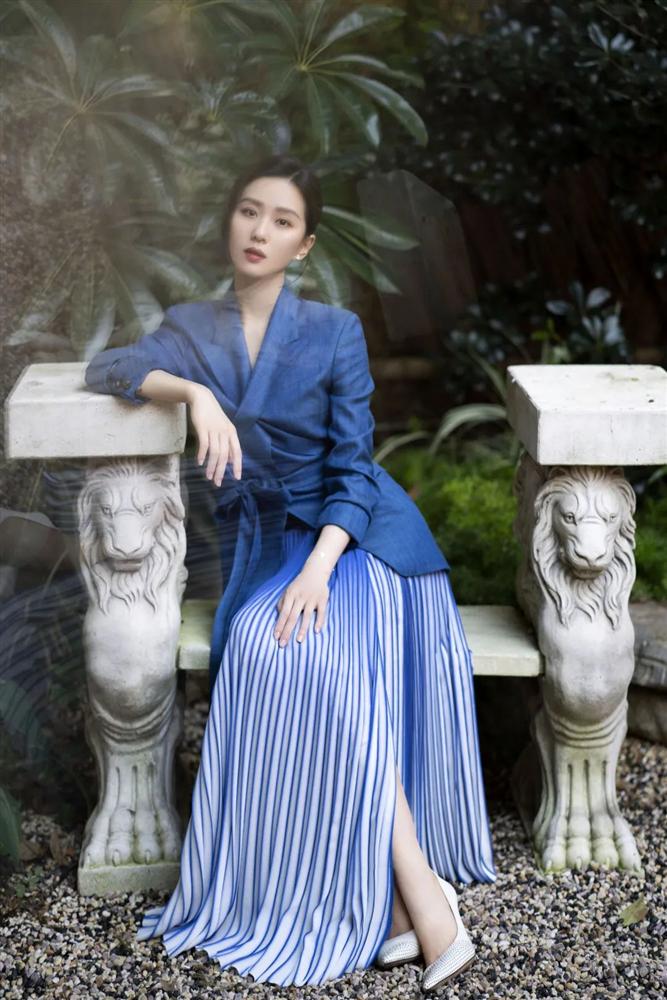 Chân váy xếp ly chính là bảo bối mặc đẹp cho nàng công sở, đã dễ diện còn không bao giờ lỗi mốt-5