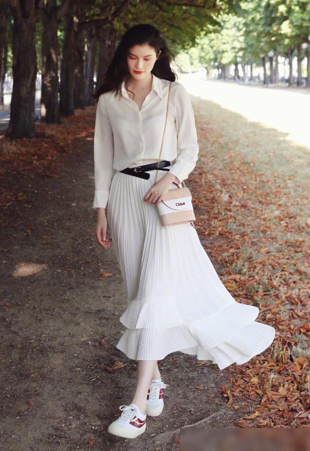 Chân váy xếp ly chính là bảo bối mặc đẹp cho nàng công sở, đã dễ diện còn không bao giờ lỗi mốt-6