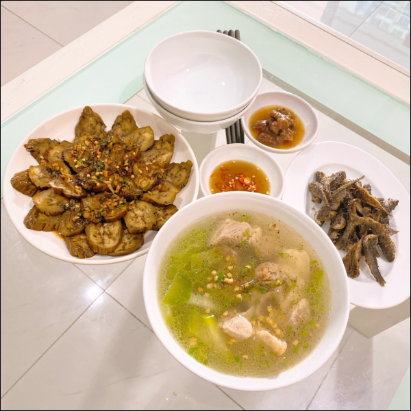 Tập hai của Lê Phương không hổ danh ông chồng vàng 10, nhìn đĩa cơm gà thần thánh anh nấu là biết ngon hết sảy, các anh nên học hỏi để lấy lòng vợ-12