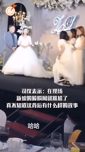 Phù dâu bất ngờ chiếm spotlight khi cưỡng hôn chú rể trước đông đảo quan khách, cô dâu chỉ biết đứng hình giữa hôn lễ khiến dân mạng xót xa-1