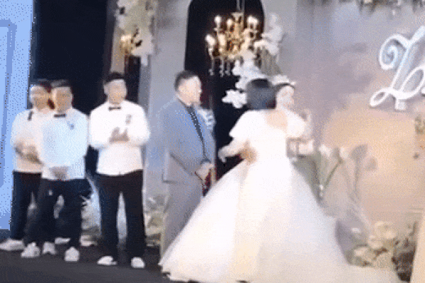 Cô dâu xinh đẹp còng lưng quấn cả chục cân vàng trên cổ, nhìn sang chú rể đeo đúng 2 cọng dây minh họa thì ai cũng phải bật cười-5