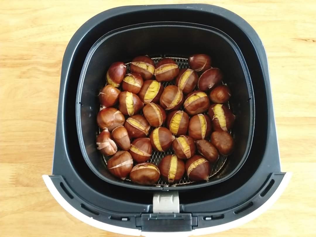 Thử cho hạt dẻ vào nồi chiên không dầu, 20 phút sau sản phẩm thu được khiến hội chị em rào rào hưởng ứng!-1