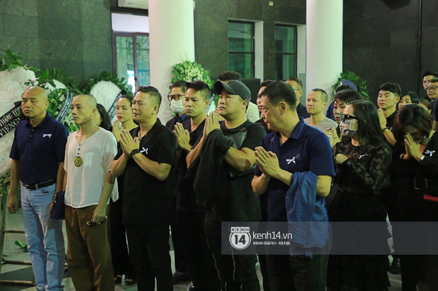 Tang lễ NSƯT Tuấn Phương: Minh Quân và dàn sao nghẹn ngào, bố ruột nén đau thương tiễn con trai về nơi an nghỉ cuối cùng-1