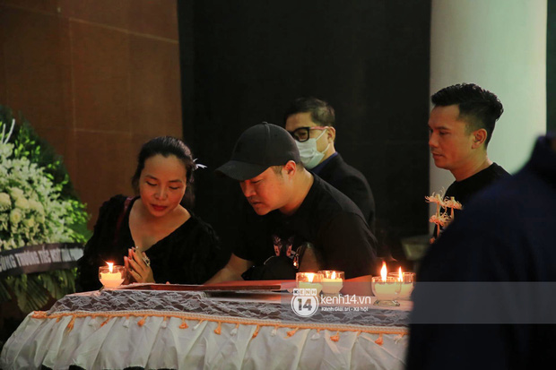Tang lễ NSƯT Tuấn Phương: Minh Quân và dàn sao nghẹn ngào, bố ruột nén đau thương tiễn con trai về nơi an nghỉ cuối cùng-2