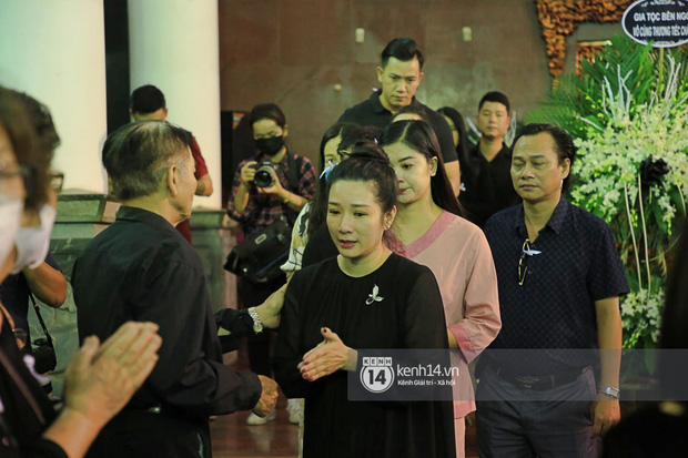 Tang lễ NSƯT Tuấn Phương: Minh Quân và dàn sao nghẹn ngào, bố ruột nén đau thương tiễn con trai về nơi an nghỉ cuối cùng-4
