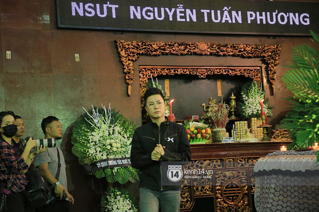 Tang lễ NSƯT Tuấn Phương: Minh Quân và dàn sao nghẹn ngào, bố ruột nén đau thương tiễn con trai về nơi an nghỉ cuối cùng-5