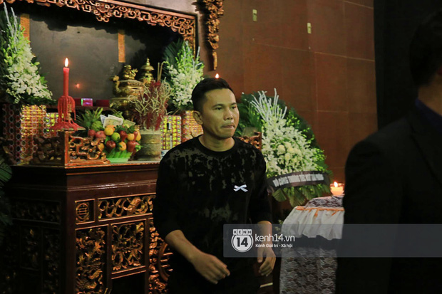 Tang lễ NSƯT Tuấn Phương: Minh Quân và dàn sao nghẹn ngào, bố ruột nén đau thương tiễn con trai về nơi an nghỉ cuối cùng-6