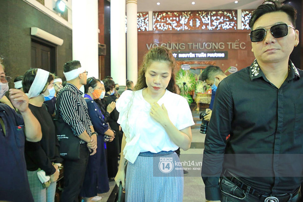 Tang lễ NSƯT Tuấn Phương: Minh Quân và dàn sao nghẹn ngào, bố ruột nén đau thương tiễn con trai về nơi an nghỉ cuối cùng-7