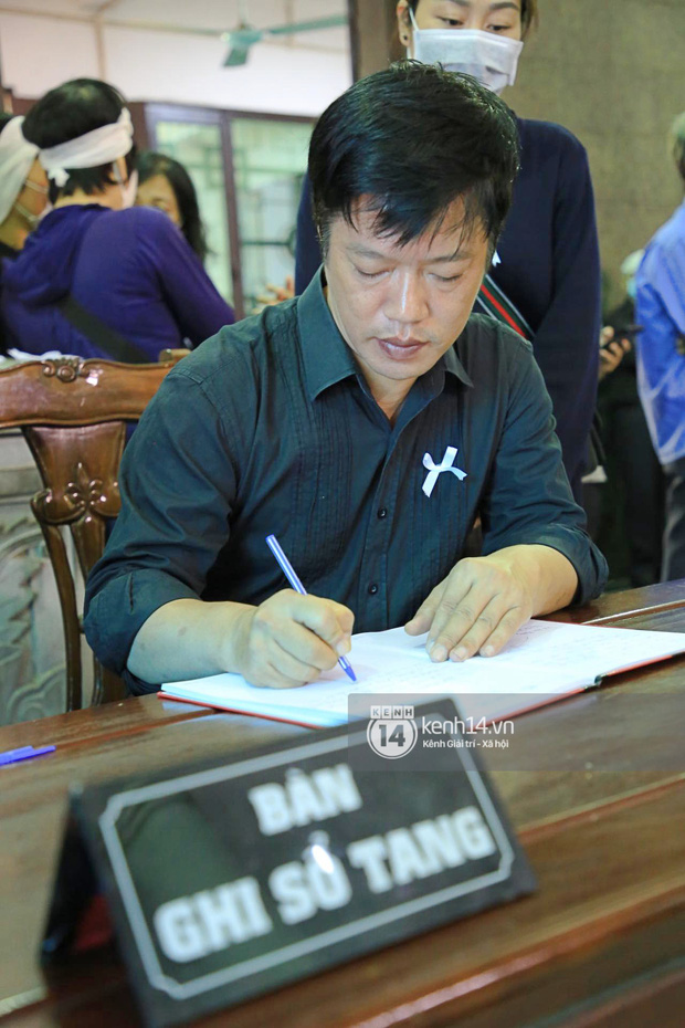 Tang lễ NSƯT Tuấn Phương: Minh Quân và dàn sao nghẹn ngào, bố ruột nén đau thương tiễn con trai về nơi an nghỉ cuối cùng-8