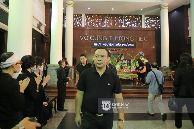 Tang lễ NSƯT Tuấn Phương: Minh Quân và dàn sao nghẹn ngào, bố ruột nén đau thương tiễn con trai về nơi an nghỉ cuối cùng-9