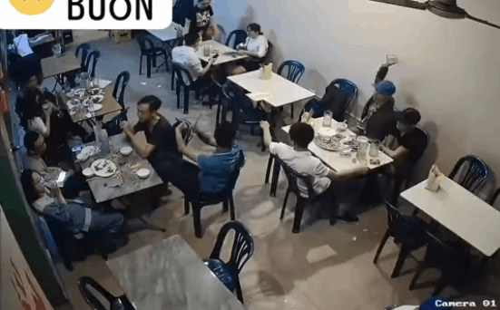 Thẳng tay ném cốc sang bàn bên, thanh niên ra tát tới tấp vào mặt người đàn ông vì một cái nhìn đểu-1