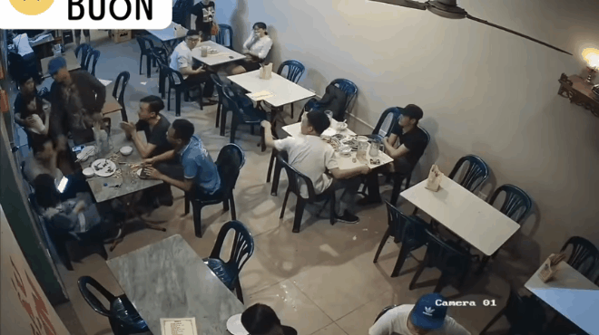 Thẳng tay ném cốc sang bàn bên, thanh niên ra tát tới tấp vào mặt người đàn ông vì một cái nhìn đểu-2