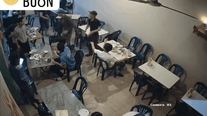 Thẳng tay ném cốc sang bàn bên, thanh niên ra tát tới tấp vào mặt người đàn ông vì một cái nhìn đểu-3