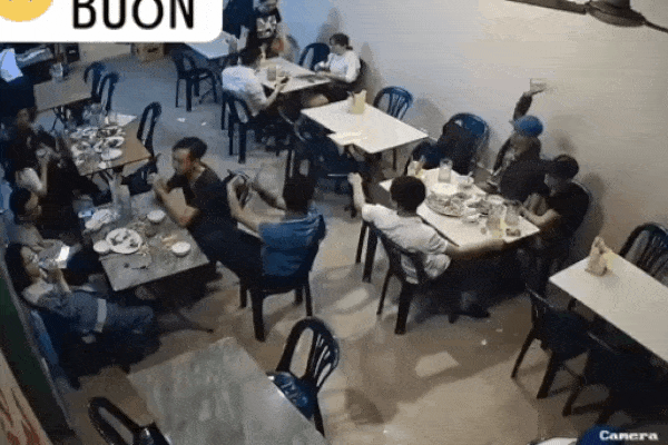 Thẳng tay ném cốc sang bàn bên, thanh niên ra tát tới tấp vào mặt người đàn ông vì một cái 