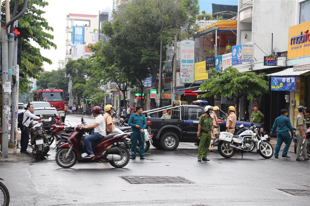 Người phụ nữ xông vào chi nhánh ngân hàng ở Sài Gòn cướp 2 tỷ đồng-1