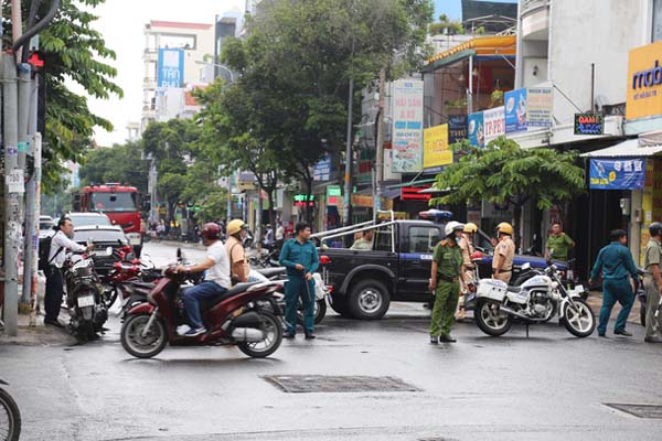 Đã bắt được người phụ nữ cướp 2 tỷ ở chi nhánh ngân hàng Techcombank tại Sài Gòn-3