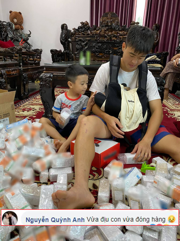 Duy Mạnh vừa địu con vừa tất bật giúp vợ đóng hàng, Quỳnh Anh nhìn còn thấy thương-1
