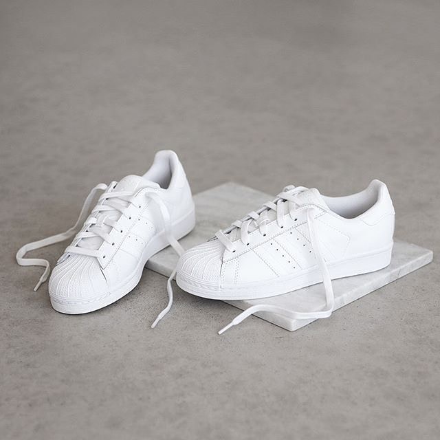Nhìn Hương Giang lên đồ, chị em biết đôi sneakers trắng vi diệu đến thế nào-1