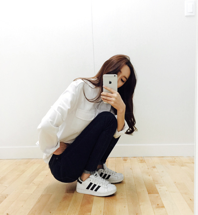 Nhìn Hương Giang lên đồ, chị em biết đôi sneakers trắng vi diệu đến thế nào-2