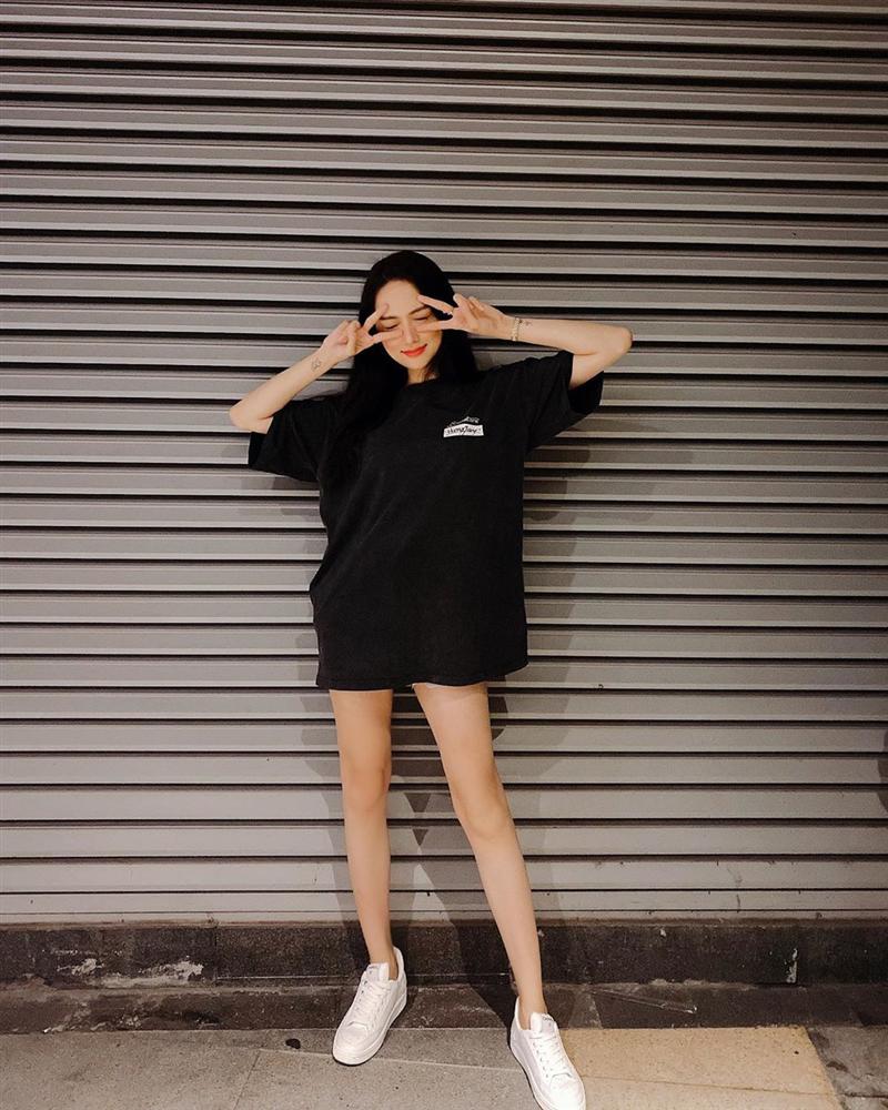 Nhìn Hương Giang lên đồ, chị em biết đôi sneakers trắng vi diệu đến thế nào-3