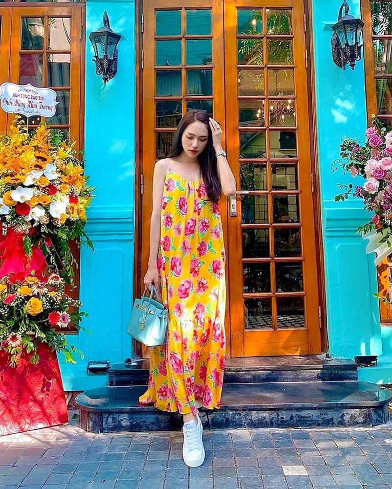 Nhìn Hương Giang lên đồ, chị em biết đôi sneakers trắng vi diệu đến thế nào-4