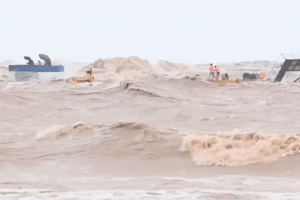 8 thuyền viên bám vào ống khói tàu Vietship 01