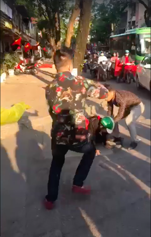 Vụ đánh ghen có chồng thì phải biết giữ” trên phố Hà Nội khiến CĐM phẫn nộ, cô gái được cho là tiểu tam” chính thức lên tiếng-4