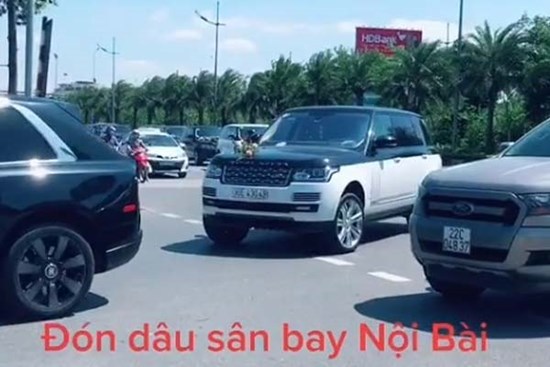 Xôn xao tin dàn siêu xe trăm tỷ của con trai chủ tịch tập đoàn nổi tiếng lần lượt vào trong sân bay Nội Bài đón dâu khiến không ít người ngỡ ngàng