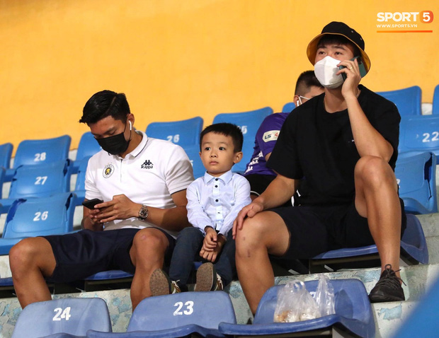 Huỳnh Anh chiếm spotlight khi đến sân cổ vũ Quang Hải, lộ gương mặt khác lạ không giống hình đăng Facebook-1